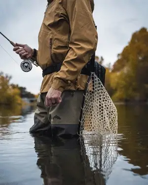 Angler removing his net from the Broder Net Clip