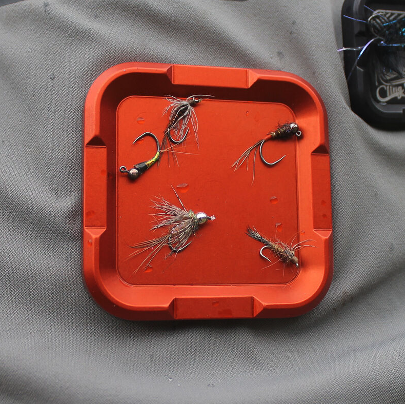 Cling Mag Grab Plus holds fishing flies to keep them quickly and easily at hand when fly fishing.