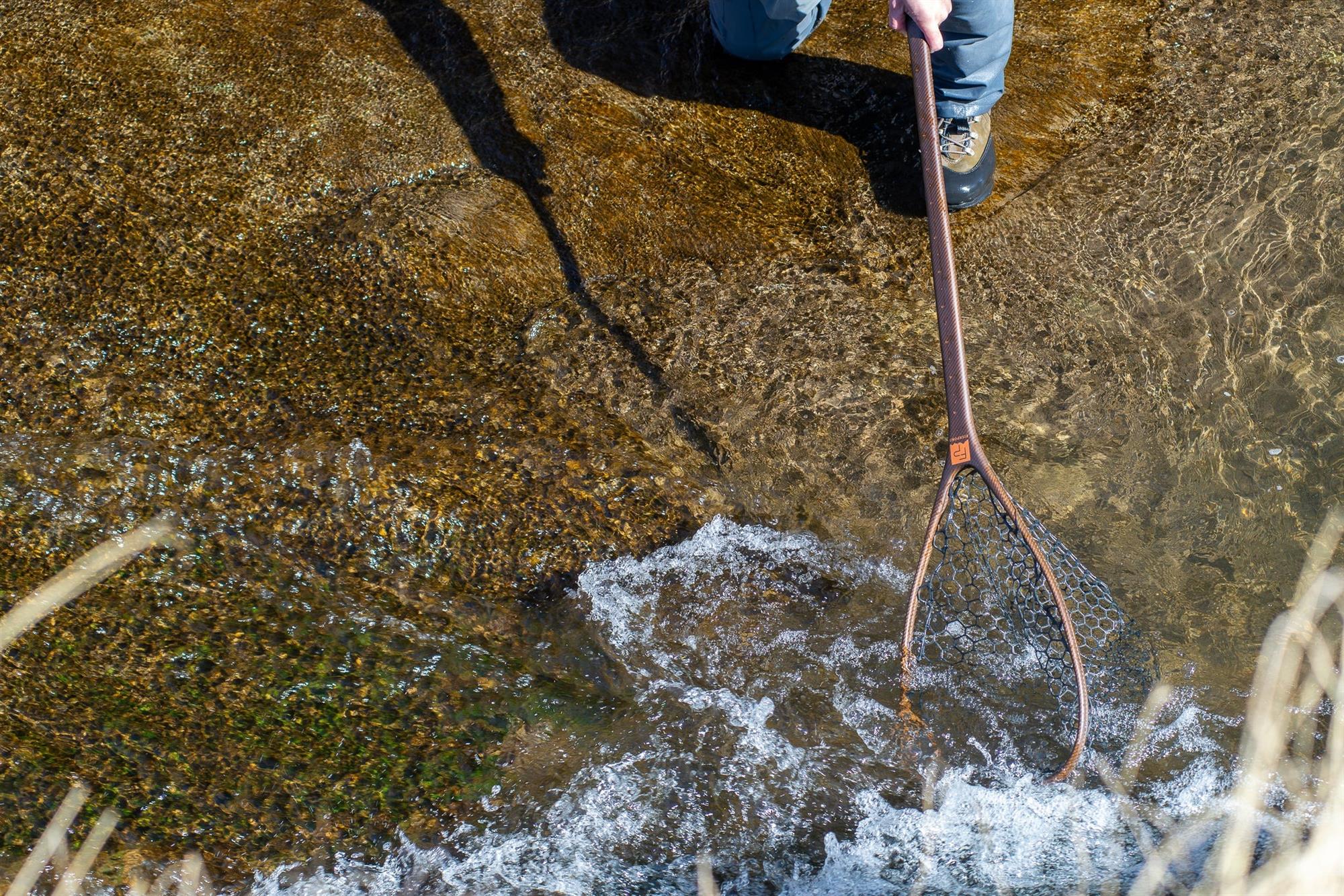 Guide-length carbon fiber fly fishing landing net with fish-safe TPU rubber basket