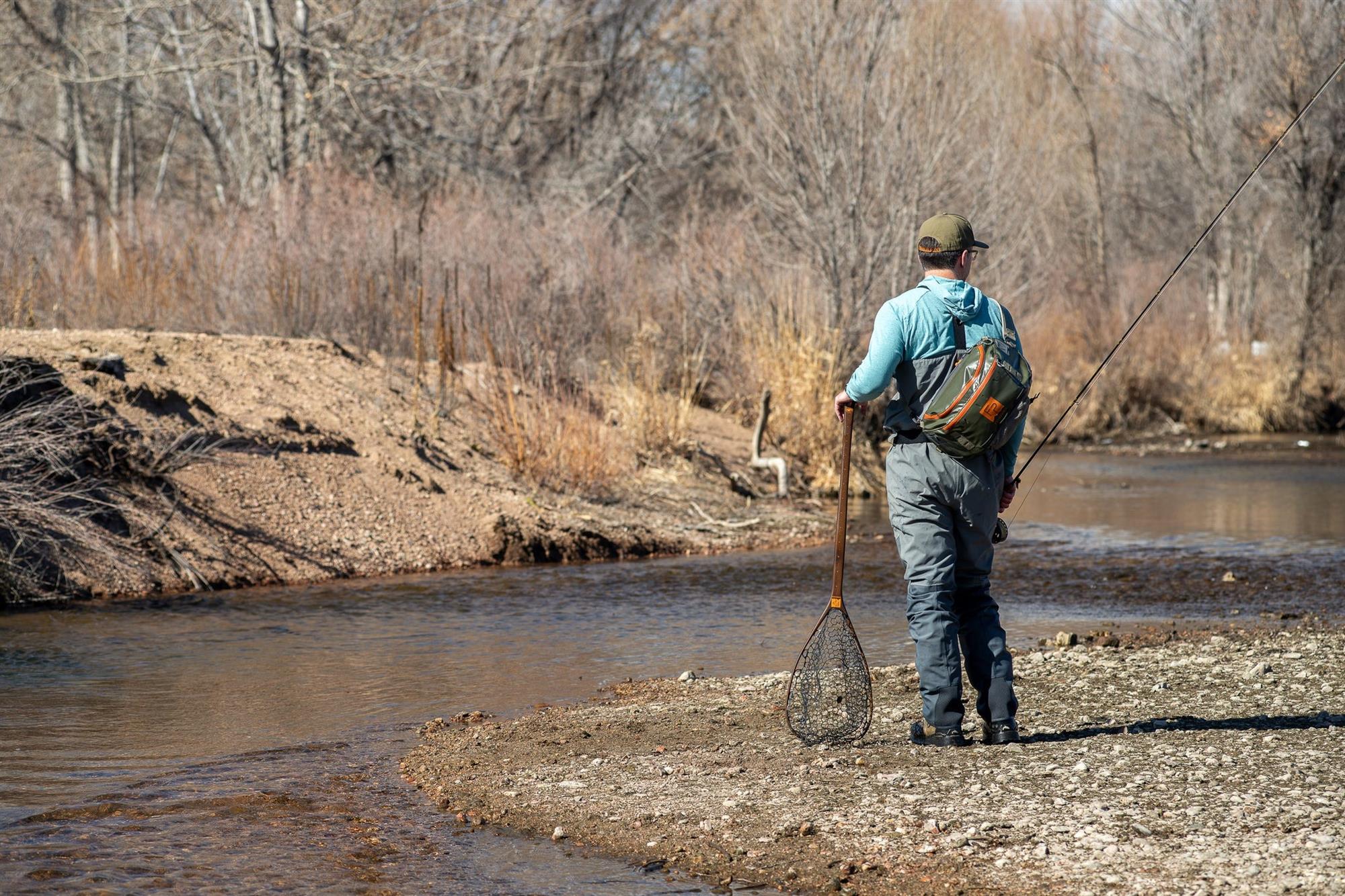 Professional guide fly fishing landing net with extended handle and rubber fish-safe basket