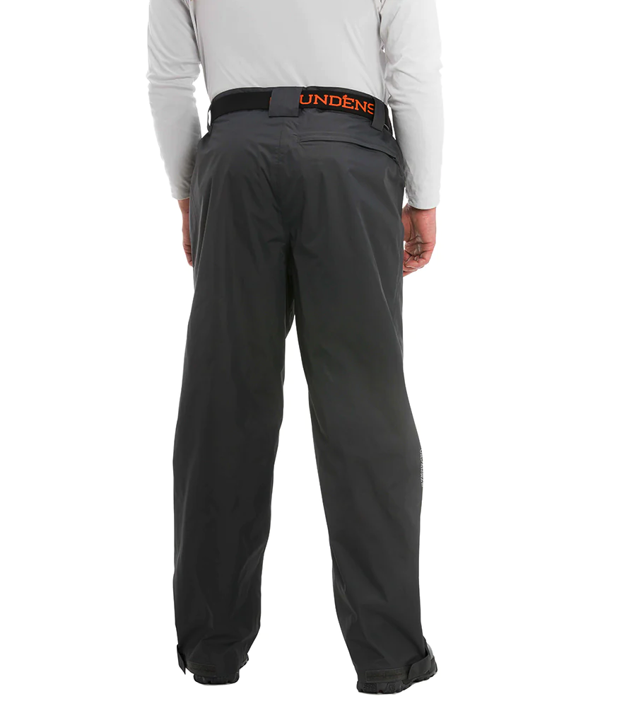 Fishing pant with articulated knees for easy movement.