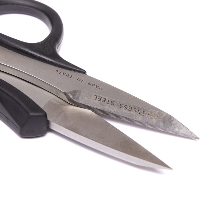 Kopter Clipper Scissors w/ Finger Ring Micro Serrations Close up of micro serrations for accurate cuts on fly tying material