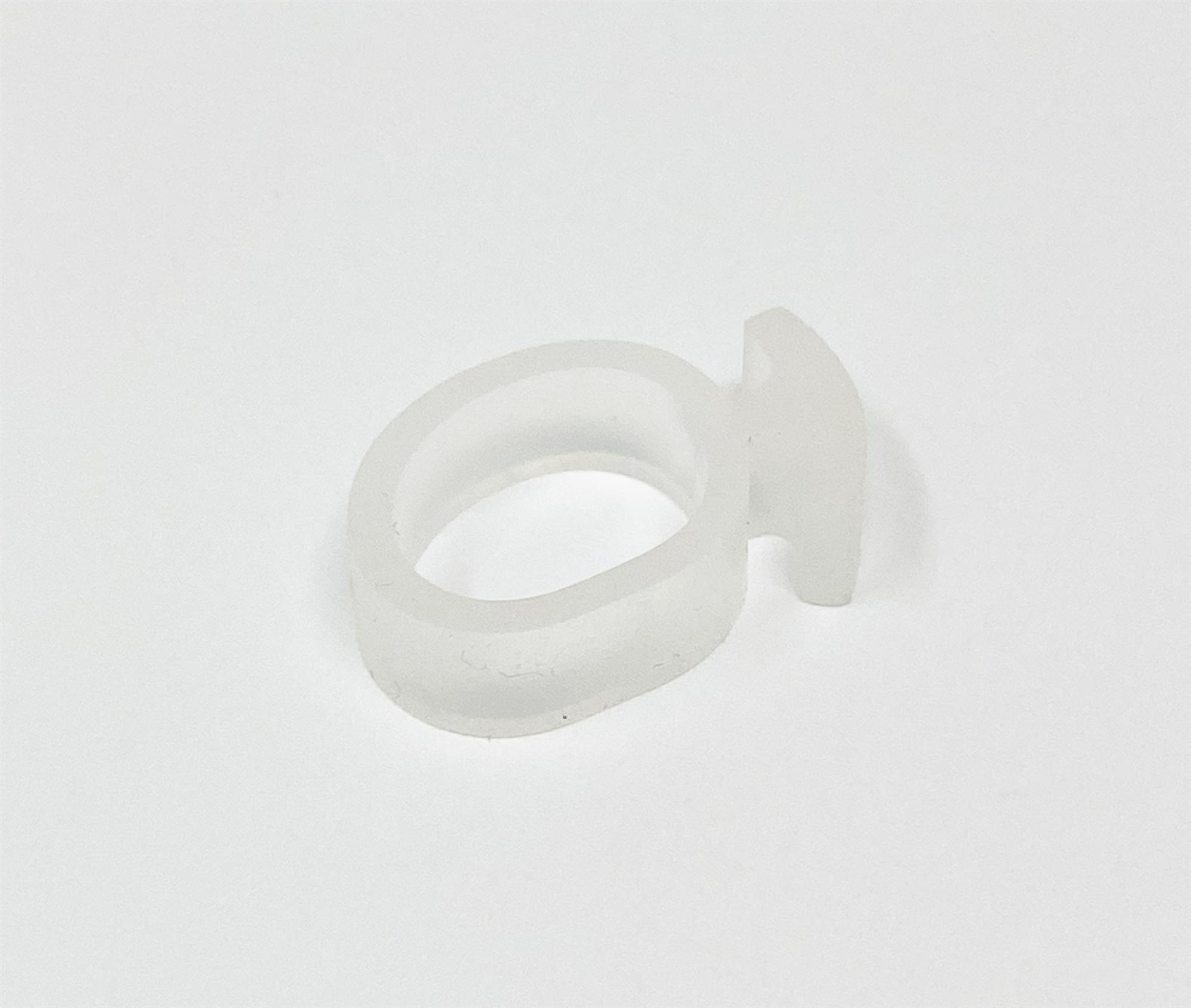 Stretchable silicone loop accessory to prevent leader kinks and reel spool issues