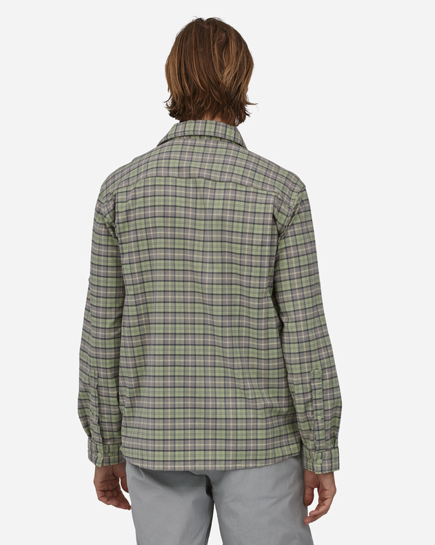 Quick-drying men's Patagonia Early Rise Shirt for fishing, with UPF 50+ sun protection.