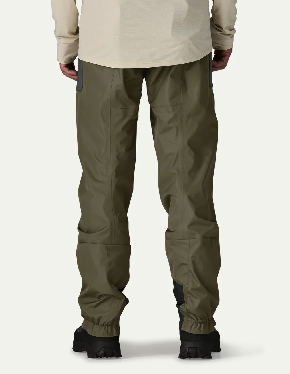 Lower back of model wearing  Patagonia Swiftcurrent Traverse Wading Pants