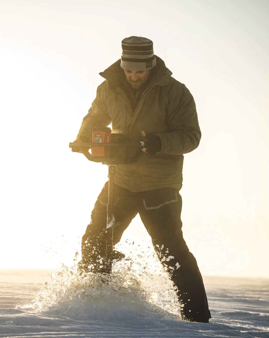 Stay warm in the insulated Simms Challenger Bib, perfect for winter angling.