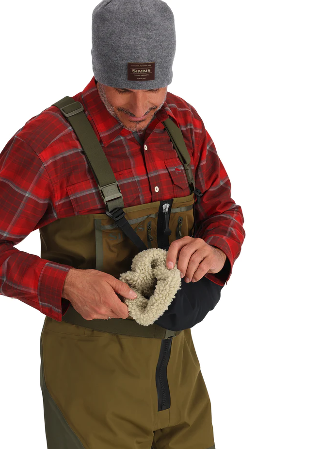 Simms Bulkley Hand Muff with fleece-lined interior for added comfort.