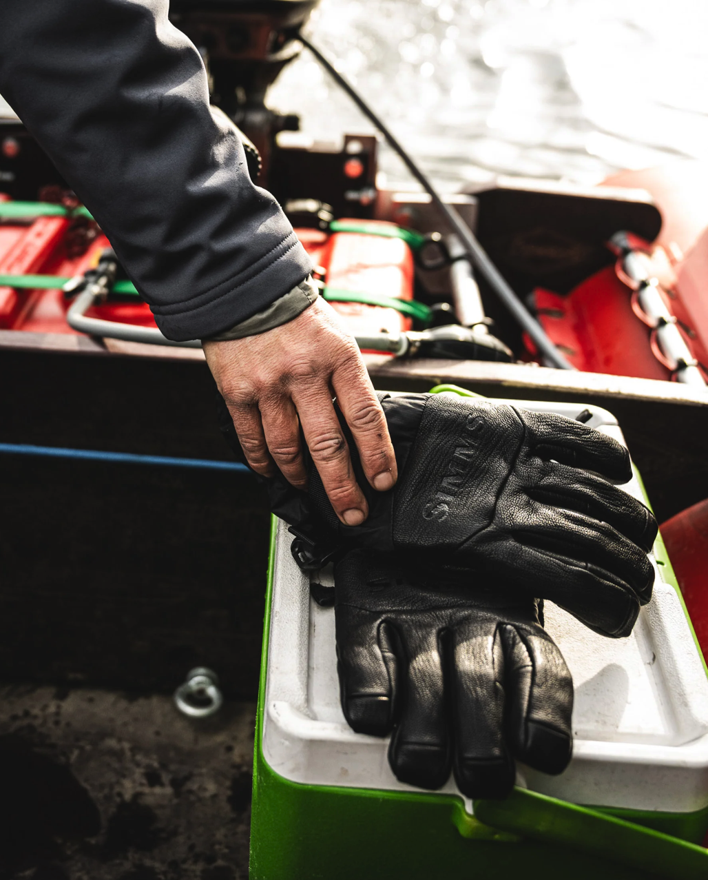 Men’s Simms Guide Insulated Glove - designed for warmth and protection in freezing conditions.