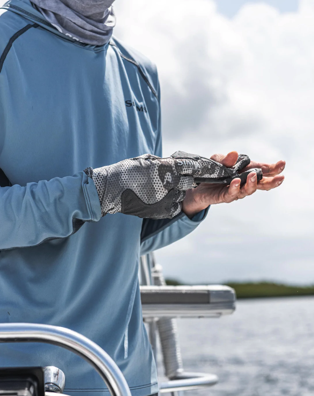 Ideal for anglers, Simms SolarFlex SunGlove ensures sun protection while maintaining full finger mobility.