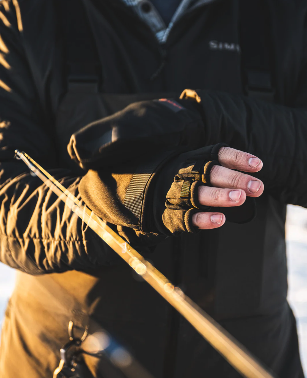 Simms Windstopper fishing mitt designed for warmth and flexibility.