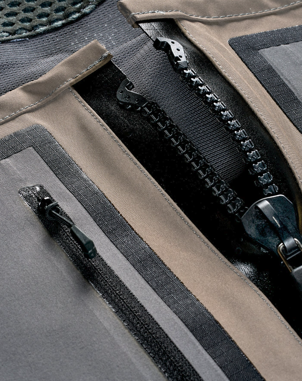 Close-up of waterproof TIZIP front zipper on Simms G3Z Pro Guide GORE-TEX fly fishing waders