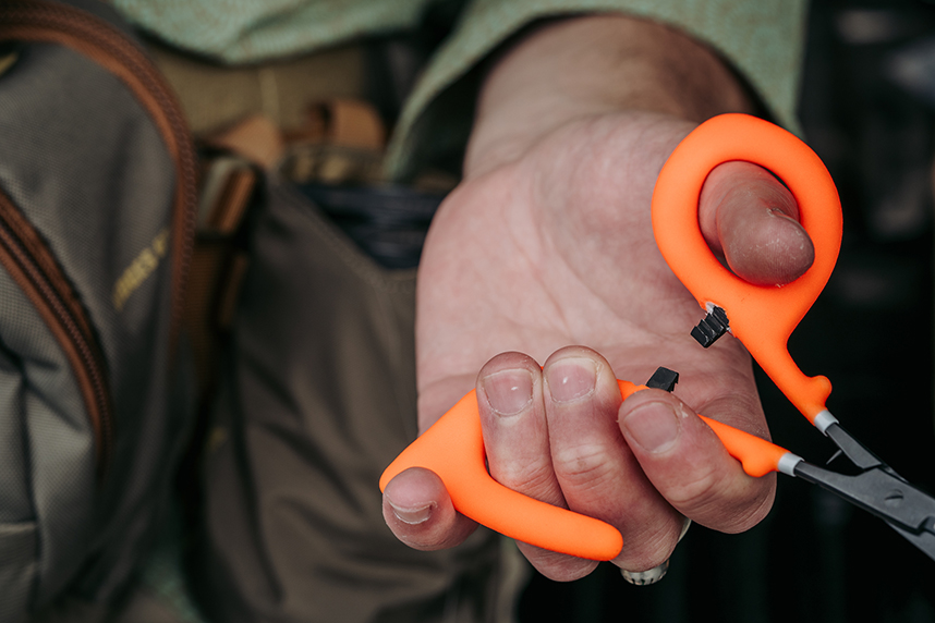 Enhance your fly fishing with the precision-tip jaw and finger extension of Umpqua's Open Scissor Clamp.