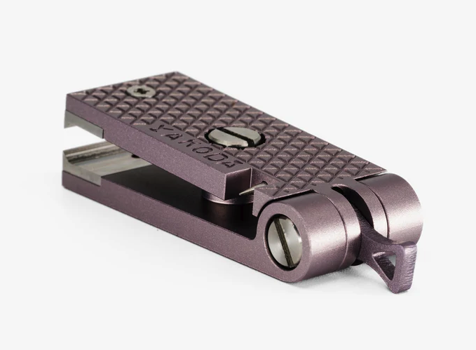 Alternate angle of Yakoda Nippers Dune color